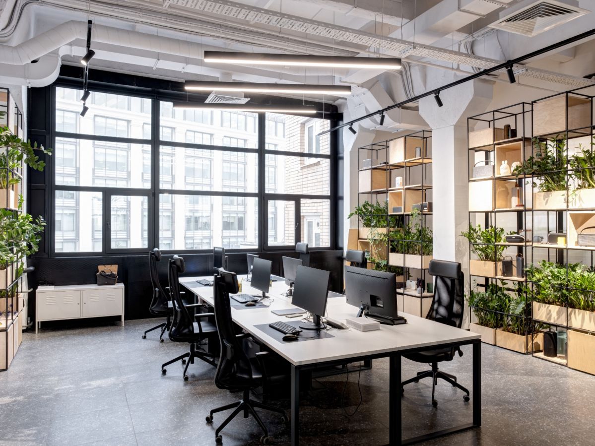 Jak zaaranżować biuro typu open space? Poznaj 3 wskazówki!